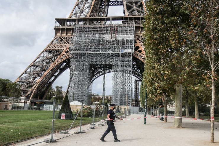 Paris’te bomba ihbarı üzerinde Eyfel Kulesi’nin çevresi boşaltıldı