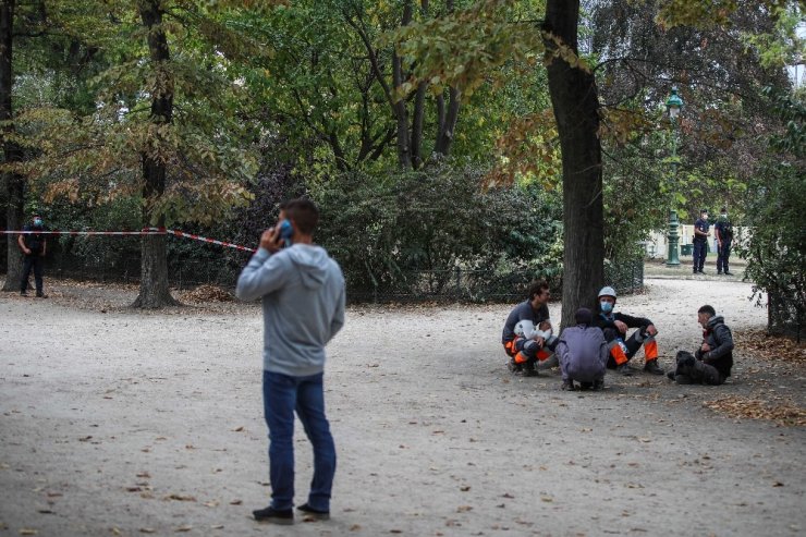 Paris’te bomba ihbarı üzerinde Eyfel Kulesi’nin çevresi boşaltıldı