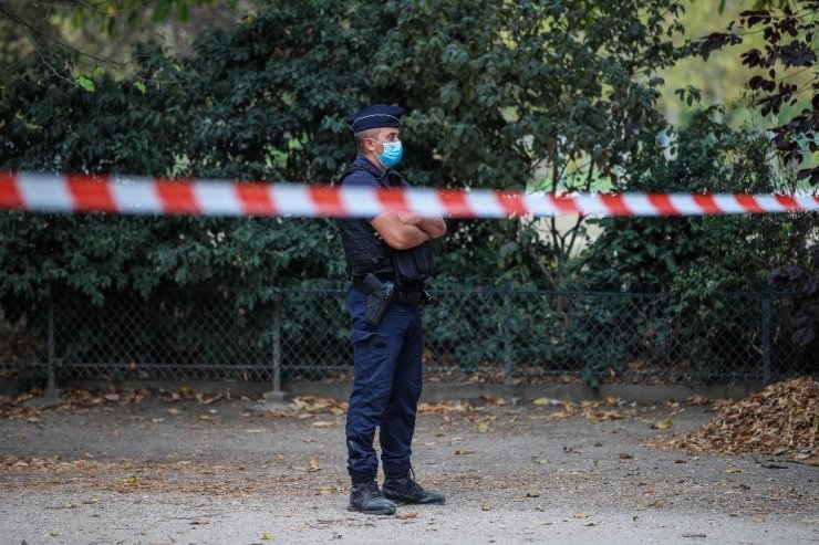 Paris’te bomba ihbarı üzerinde Eyfel Kulesi’nin çevresi boşaltıldı