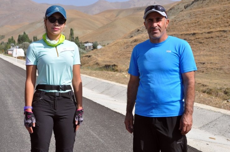 Baba ile kızı asfaltta sporcu yetiştiriyor