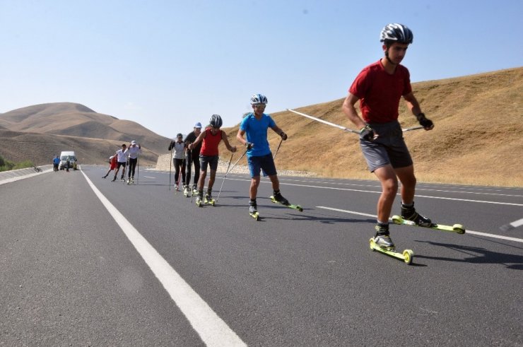 Baba ile kızı asfaltta sporcu yetiştiriyor