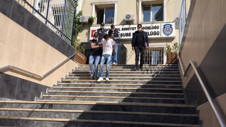 Lüks otomobillerin farlarının çalınması kamerada