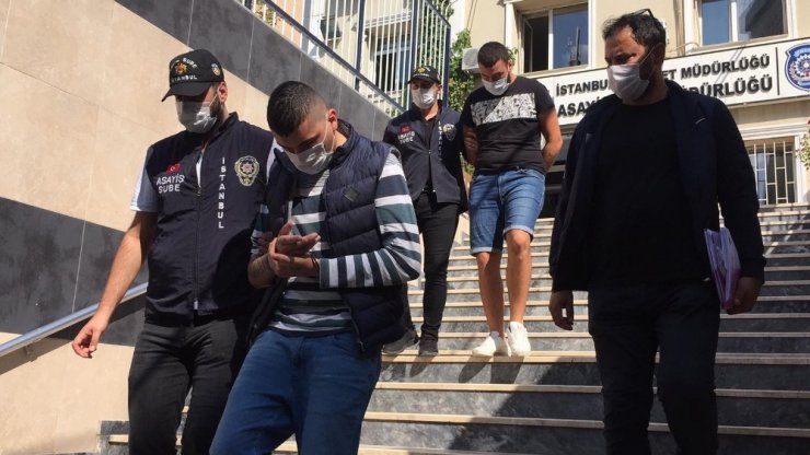 Lüks otomobillerin farlarının çalınması kamerada