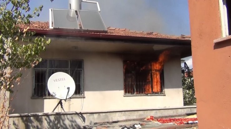 Hırsızlar bunu da yaptı: Yaşlı adamın 80 bin lirasını çalıp, evi ateşe verdiler