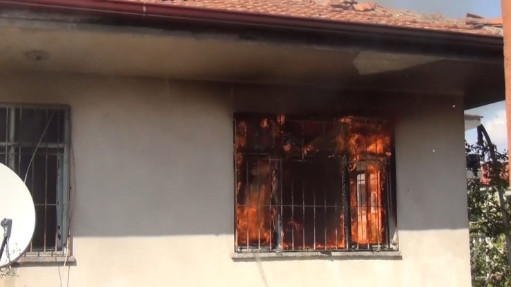 Hırsızlar bunu da yaptı: Yaşlı adamın 80 bin lirasını çalıp, evi ateşe verdiler