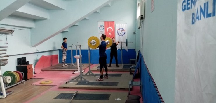 Spor merkezlerinde antrenmanlar devam ediyor