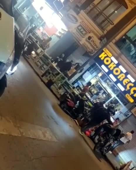 İstanbul’da döner bıçaklı, masalı ve sandalyeli kavga kamerada