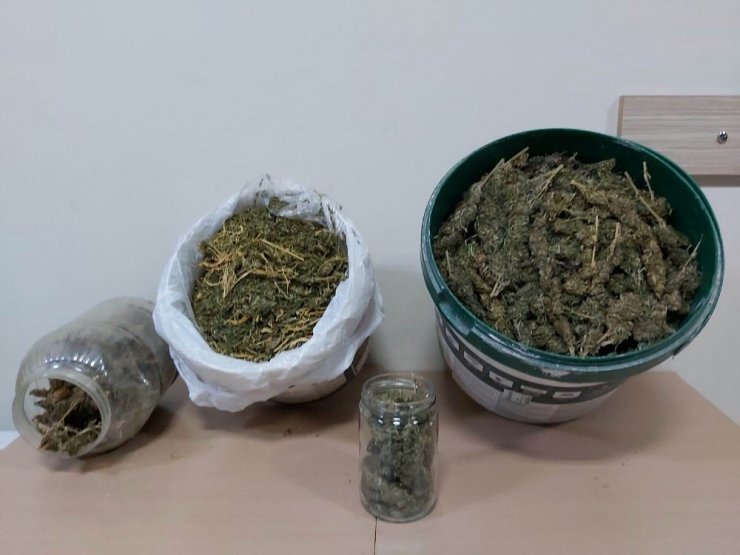 Yolcu otobüsünden 4 kilo 700 gram esrar çıktı