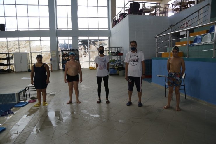 Özel sporcular engellere kulaç atıyor