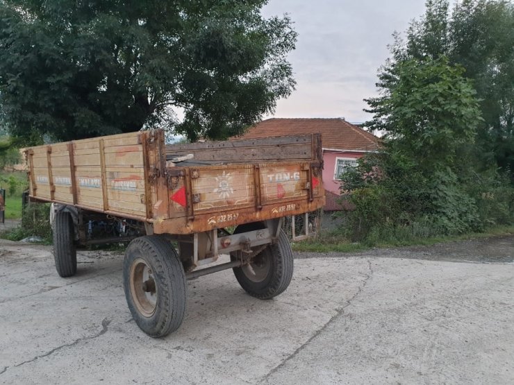 Traktörüyle seyir halindeyken arı soktu, hayatını kaybetti