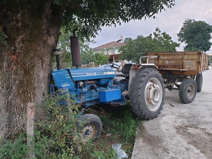 Traktörüyle seyir halindeyken arı soktu, hayatını kaybetti
