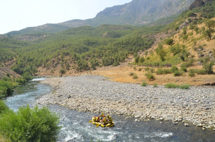 Şırnak’ta sosyal mesafeli rafting