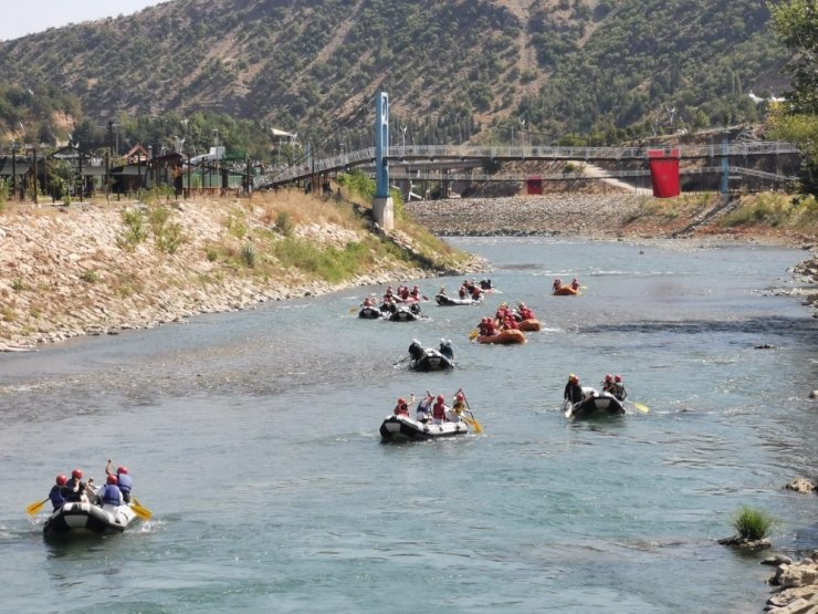 Munzur’da 200 sporcuyla rafting, renkli görüntülere sahne oldu