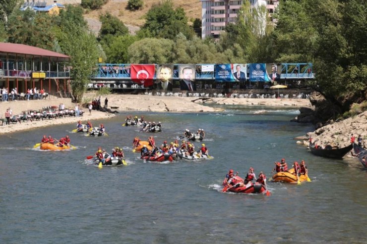 Munzur’da 200 sporcuyla rafting, renkli görüntülere sahne oldu