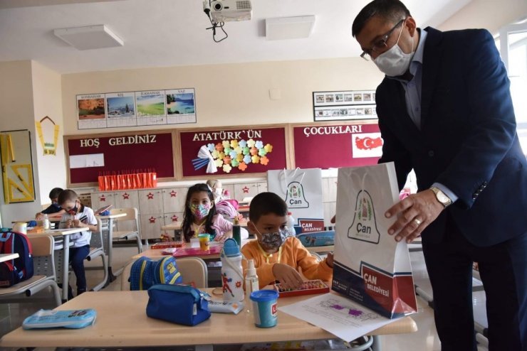 Çan Belediye Başkanı Bülent Öz okulları ziyaret etti