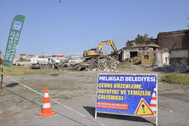 Başkan Dr. Palancıoğlu; “Gülük Mahallesinde tehlike arz eden metruk yapılar yıkılıyor”
