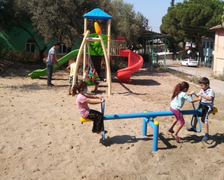 Turgutlu Belediyesinden Akçapınar Mahallesine yeni çocuk oyun alanı