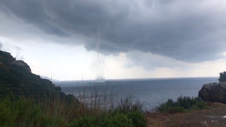 Antalya’da sahile 200 metre mesafede dev hortum
