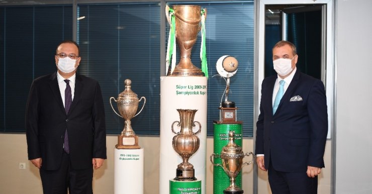 Bursa Valisi Yakup Canbolat, Bursaspor Kulübü’nü ziyaret etti