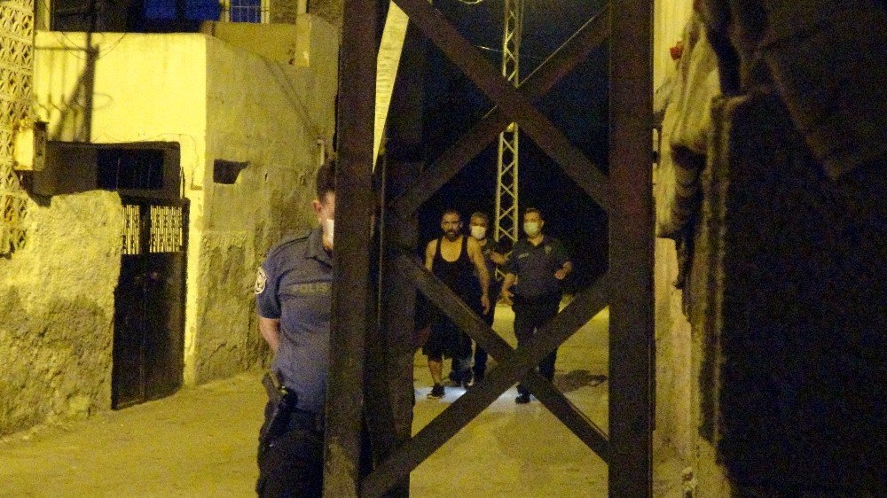 Evdeki eşyaları ateşe verdi! Annesini gözyaşlarına boğdu