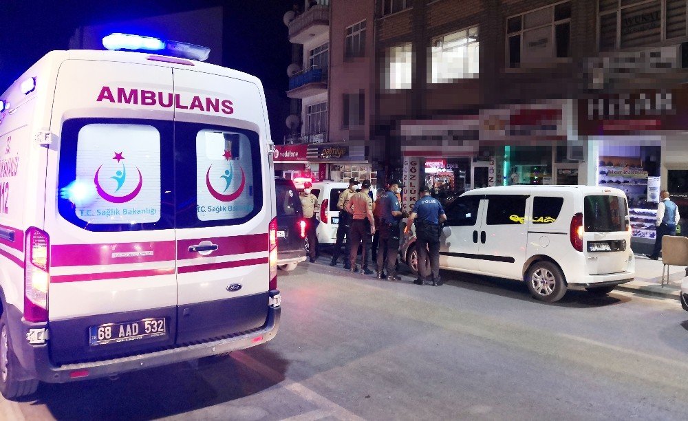 17 yaşındaki genç 20 yaşındaki husumetlisi ve araya giren kuzenini bıçakladı