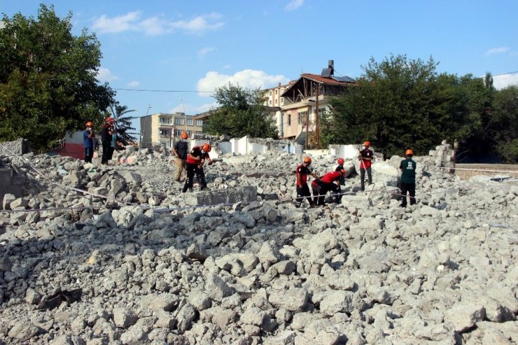İHH Gönüllüleri Enkazda Arama Kurtarma Eğitimleri için Kayseri’de