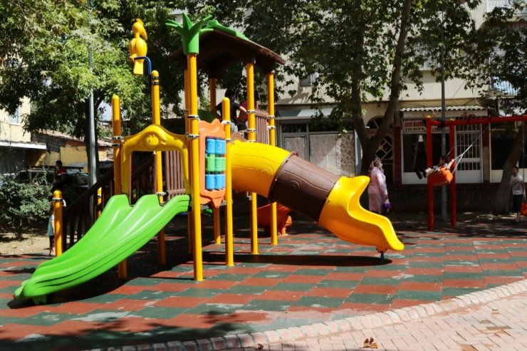 Akhisar Belediyesinden çocuklara 7 yeni oyun parkı