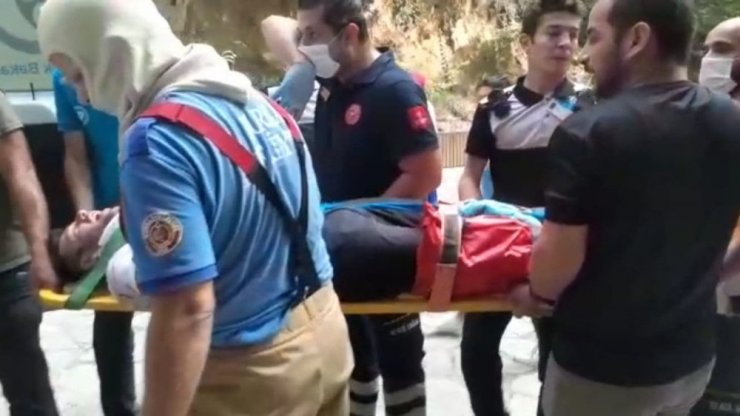Bursa’da şelalede fotoğraf çektirmek isteyen sağlıkçı kayalıklardan düştü
