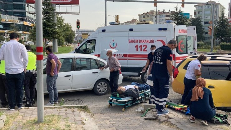 Elazığ’da otomobiller çarpıştı:2 yaralı