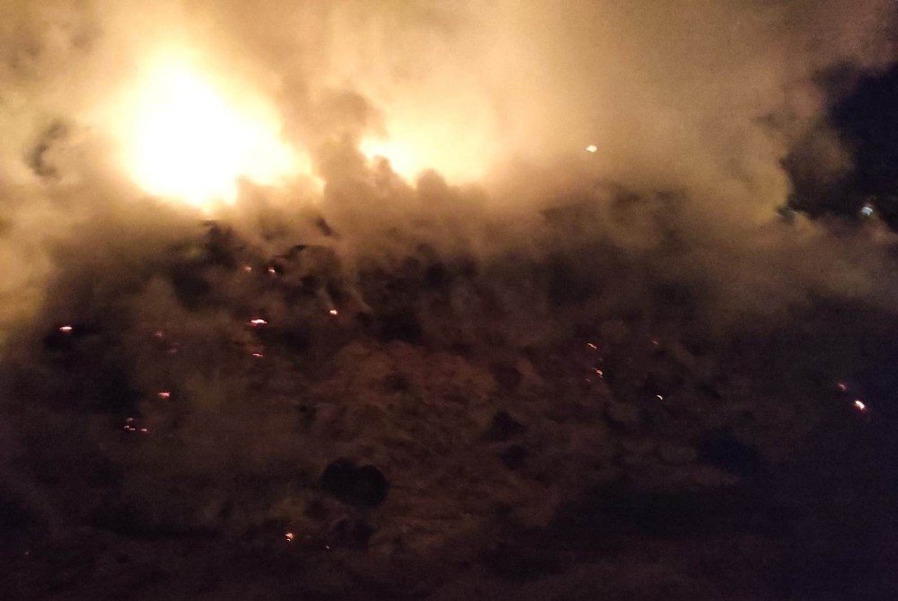 Konya'da yangın! 4 bin saman balyası bütün gece alev alev yandı