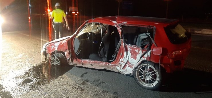 Otomobil aydınlatma direğine çarptı: 2 yaralı