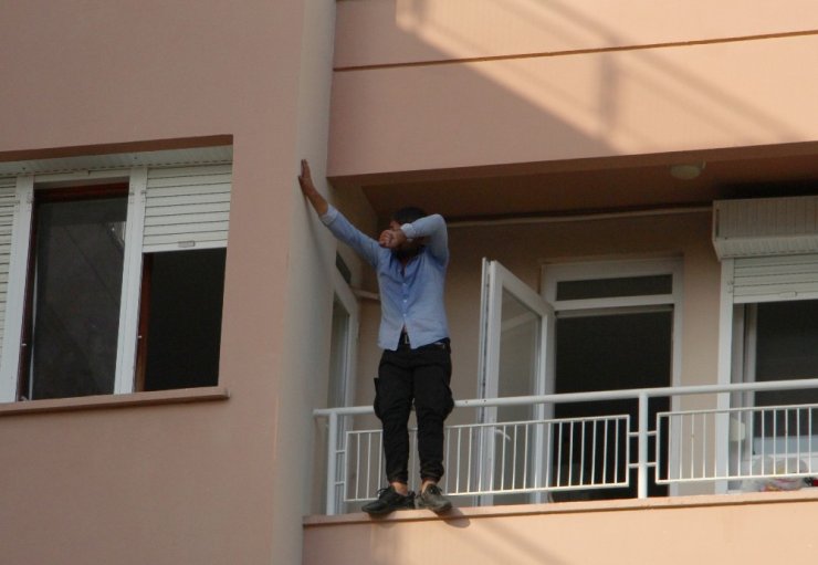Antalya’da 3. kat balkon demirlerinde hareketli dakikalar