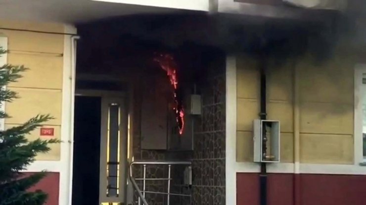 Binanın trafosunda çıkan yangın paniğe neden oldu