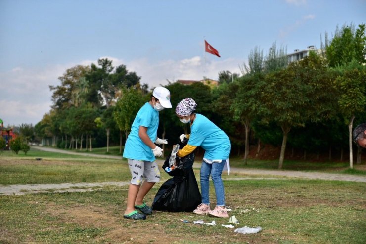 Doğaya atılan çöpleri toplayan Tuzlalı gençlerden ‘Daha temiz dünya’ mesajı