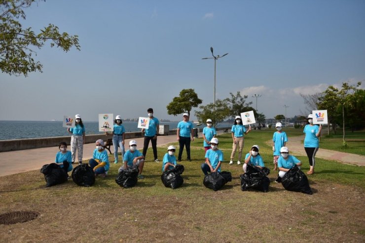 Doğaya atılan çöpleri toplayan Tuzlalı gençlerden ‘Daha temiz dünya’ mesajı