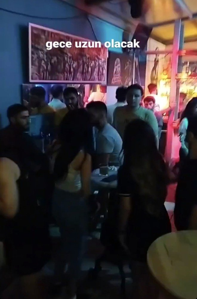 Taksim’de salgına rağmen açılan gece kulüplerinde kuralsız eğlenceler kamerada