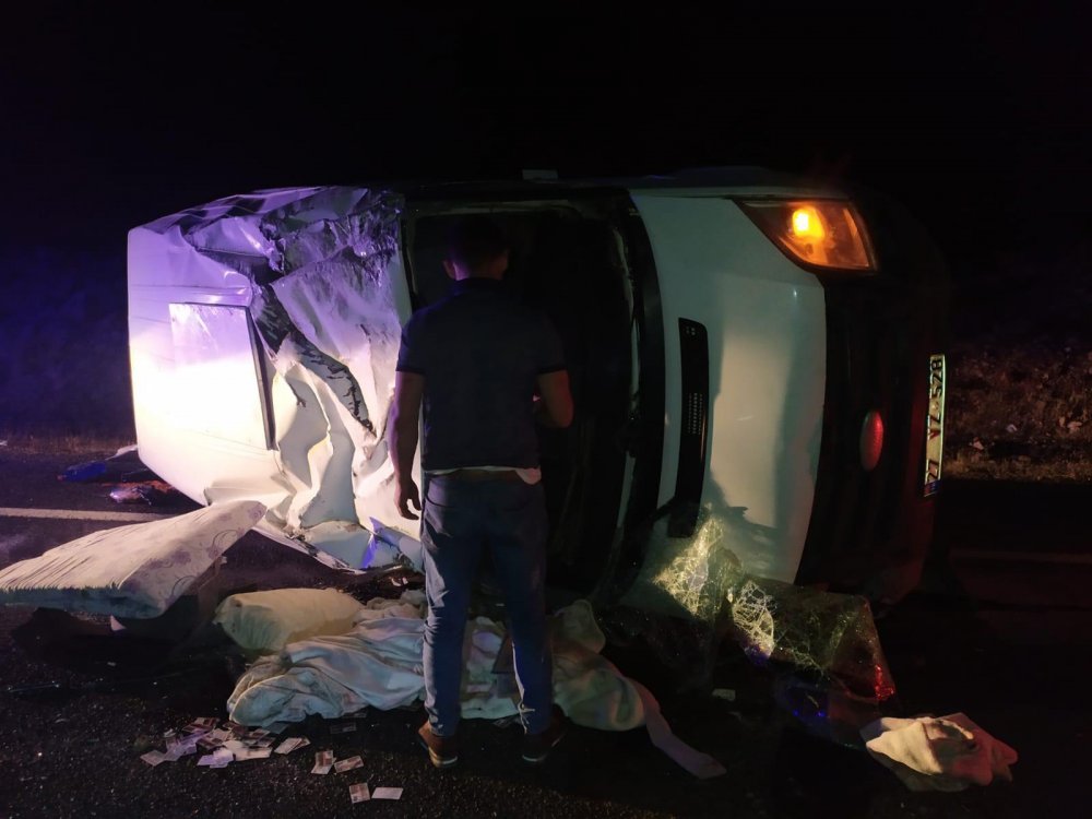 Siverek'te minibüs devrildi! 6'sı çocuk 7 yaralı