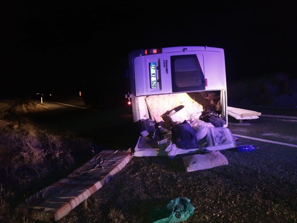 Siverek'te minibüs devrildi! 6'sı çocuk 7 yaralı
