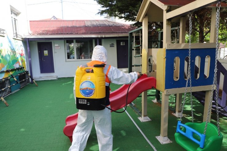 Büyükçekmece’de okullarda dezenfekte çalışmaları devam ediyor