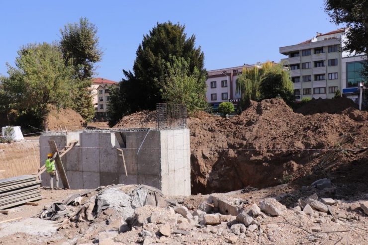 Başkan Özlü Millet bahçesinde yapılan çalışmaları inceledi