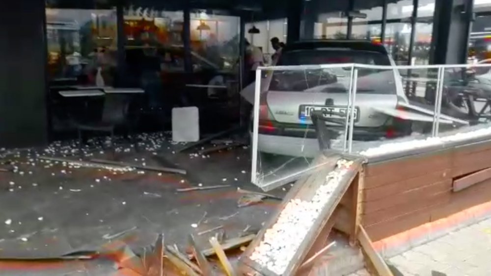 Ehliyetsiz sürücü kafenin bahçesine girdi! İki kişi yaralandı