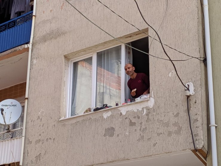 İzmir’de garip olay: Eşyaları sokağa atıp pencere kenarında kahvaltı yaptı