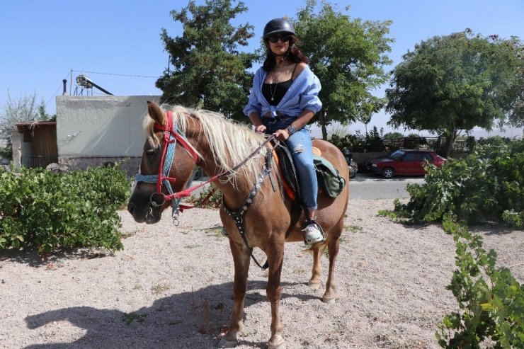 Kapadokya’da ata binen güzel sanatçı attan düştü