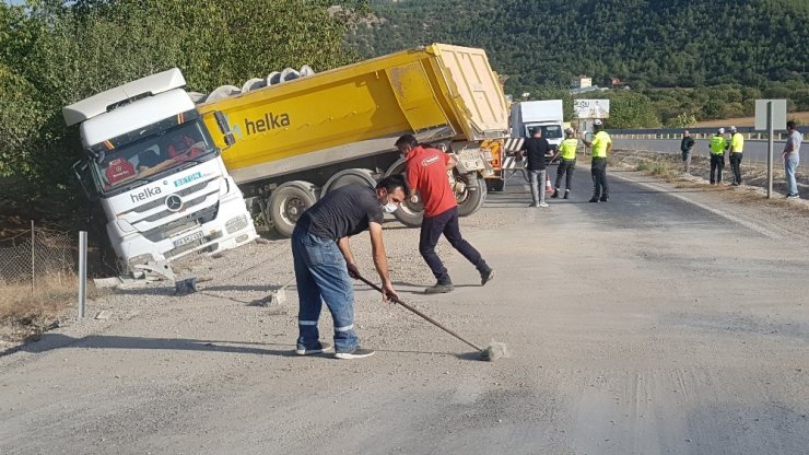 Kaza sonrası çakıl dolan yolu ellerine aldıkları fırçalarla temizleyip yıkadılar