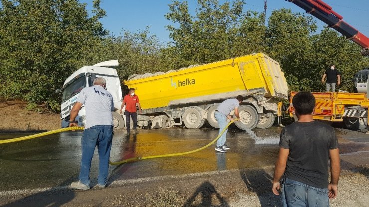 Kaza sonrası çakıl dolan yolu ellerine aldıkları fırçalarla temizleyip yıkadılar