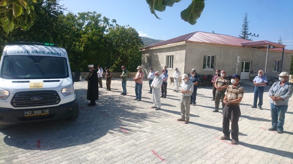 Koronavirüs nedeniyle vefat eden Recep Gökçe kepçeyle defnedildi