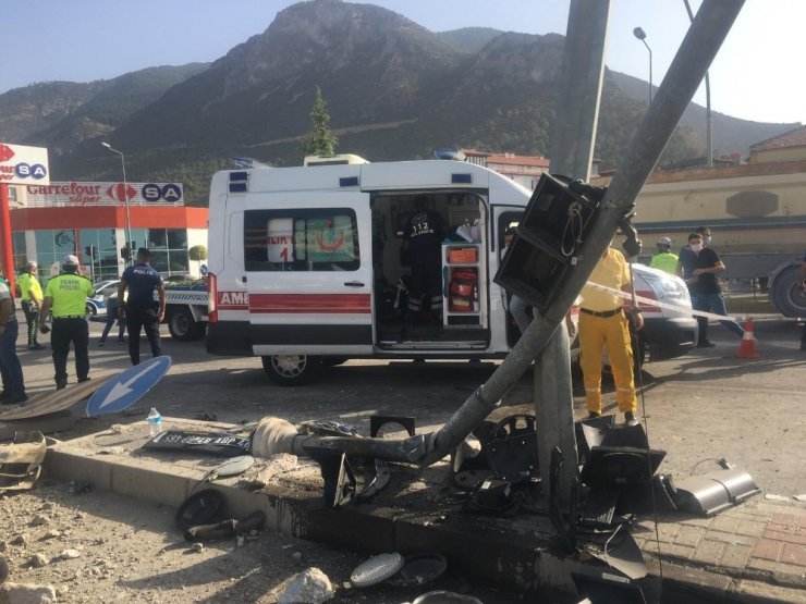 Hasta nakil eden ambulans devrildi: 6 yaralı