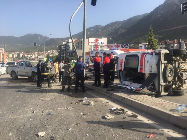 Hasta nakil eden ambulans devrildi: 6 yaralı