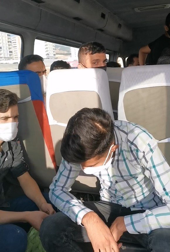 14 kişilik koltuğun bulunduğu minibüsten 22 kişi çıktı