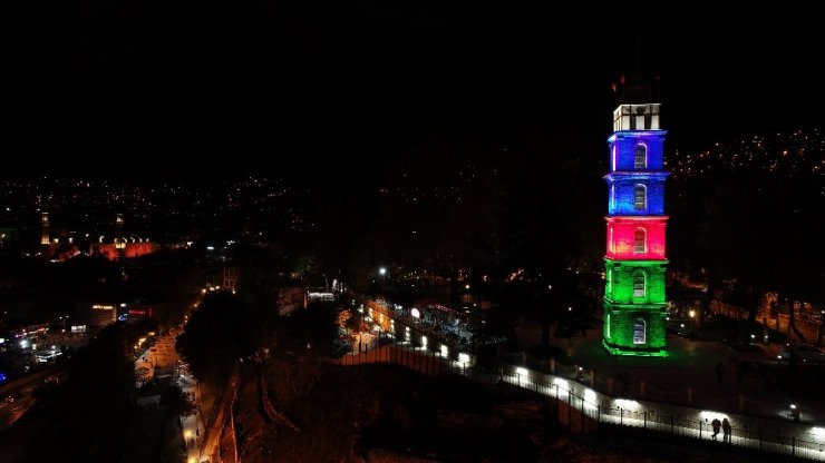 Bursa’nın tarihi sembolü Tophane Saat Kulesi Azerbaycan’ın renklerine büründü